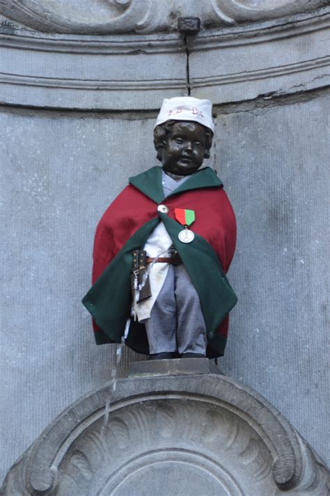 niños haciendo pipi en un arbol|Manneken Pis de Bruselas 